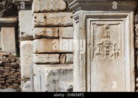 Selcuk, Izmir, Turchia - 2012 agosto 12: Rilievo Artemis sul piedistallo nell'antica città di Efeso (Lista del Patrimonio Mondiale dell'UNESCO, 2015) Foto Stock