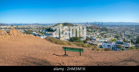 Panca sulla cima di una collina con una vista del quartiere nella zona della baia di San Francisco in California Foto Stock