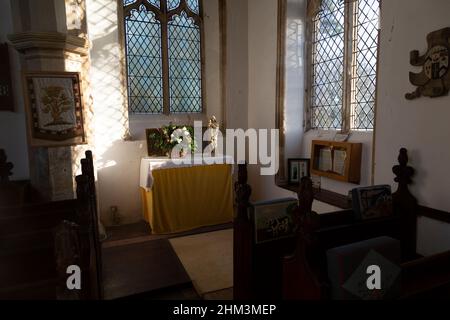 Altare laterale con statua di Santa Maria, chiesa di Yaxley, Suffolk, Inghilterra, Regno Unito Foto Stock