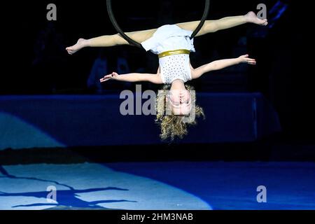 ZASPORIZHZHIA, UCRAINA - 4 FEBBRAIO 2022 - il circo di quattro anni acrobat Anastasia Horbatsevych esegue il suo atto di hoop al Circu di Stato di Zaporizhzhia Foto Stock