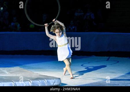 ZASPORIZHZHIA, UCRAINA - 4 FEBBRAIO 2022 - il circo di quattro anni acrobat Anastasia Horbatsevych esegue il suo atto di hoop al Circu di Stato di Zaporizhzhia Foto Stock