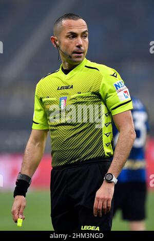 Milano, Italia. 05th Feb 2022. L'arbitro Marco Guida reagisce durante la Serie A una partita di calcio tra FC Internazionale e AC Milan allo stadio San Siro di Milano (Italia), 5th gennaio 2021. Foto Andrea Staccioli/Insidefoto Credit: Ininsidefoto srl/Alamy Live News Foto Stock