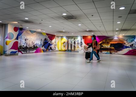 Un turista esce dall'area di ritiro bagagli dell'aeroporto internazionale Don Mueang (DMK) di Bangkok.oltre alla ripresa di "Test & Go", un programma per i turisti vaccinati a pieno titolo per entrare nel paese senza quarantena, Il gabinetto thailandese ha approvato un bilancio di 9 miliardi di THB per estendere il suo regime di stimolo per il turismo interno per la quarta volta dall'inizio della pandemia COVID-19. Il programma "We Travel Together" offre ai cittadini thailandesi un sussidio di viaggio per alloggio e cibo durante i viaggi nazionali. Foto Stock