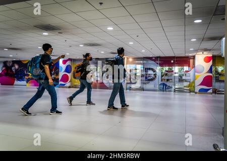 I turisti escono dall'area di ritiro bagagli dell'aeroporto internazionale Don Mueang (DMK) di Bangkok.oltre alla ripresa di "Test & Go", un programma per i turisti vaccinati che entrano nel paese senza quarantena, Il gabinetto thailandese ha approvato un bilancio di 9 miliardi di THB per estendere il suo regime di stimolo per il turismo interno per la quarta volta dall'inizio della pandemia COVID-19. Il programma "We Travel Together" offre ai cittadini thailandesi un sussidio di viaggio per alloggio e cibo durante i viaggi nazionali. Foto Stock