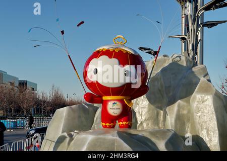 Shuey Rhon Rhon, la mascotte delle Paralimpiadi invernali di Pechino 2022 presso il Parco Olimpico di Pechino, Cina, il 21 febbraio 2022 Foto Stock