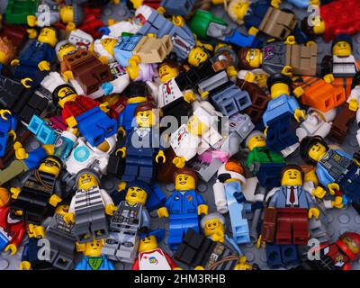 Tambov, Federazione Russa - Luglio 16, 2015 LEGO Bionicle protettore del  fuoco su sfondo bianco. Studio shot Foto stock - Alamy