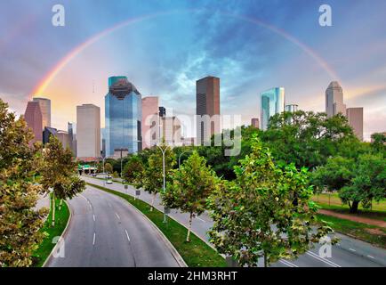 Rainbow sopra lo skyline di Houston, centro, Stati Uniti - Texas Foto Stock