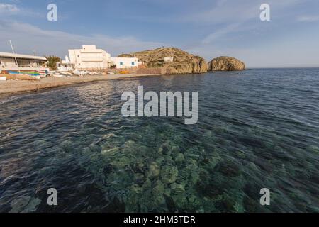 Isleta del Moro, città di pescatori vicino a Los Escullos, a Cabo de Gata, Almeria, Spagna. Foto Stock