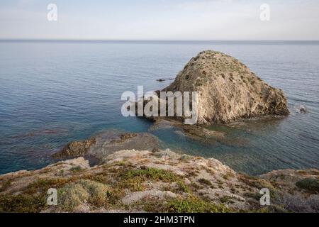 Piccola isola di fronte a Isleta del moro almeria, Cabo de gata Spagna. Foto Stock