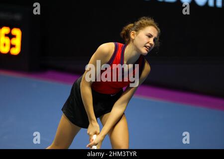 San Peterburg, Russia. 07th Feb 2022. Erika Andreeva di Russia ha visto durante il torneo di tennis del Trofeo delle Signore di San Pietroburgo 2022 contro Jule Niemeier di Germania.Punteggio finale; Erika Andreeva 1:2 Jule Niemeier. (Foto di Kashkkkovskij/Sipa USA) Credit: Sipa USA/Alamy Live News Foto Stock