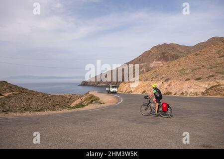 Cabo de gata Spagna strada fino al faro parco naturale Cabo de Gata dal punto di vista la sirenas, Almeria, Andalusia, Spagna. Foto Stock