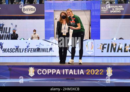 PremiazioneRaimond Handball Sassari - Conversano finale maschile FIGH Finals Coppa Italia 2022 durante finali Coppa Italia 2022, Pallamano in Salsomaggiore Terme, Italia, 06 febbraio 2022 Foto Stock