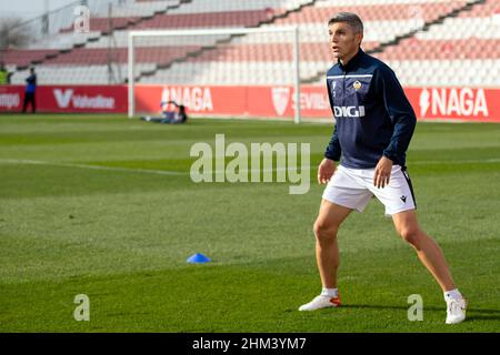 Siviglia, Spagna. 06th, febbraio 2022. Daniel Alejandro Torres (2) del CD Castellon visto scaldarsi prima della Primera RFEF partita tra Sevilla Atletico e CD Castellon al Jesus Navas Stadium di Siviglia. (Photo credit: Mario Diaz Rasero - Gonzales Photo). Foto Stock