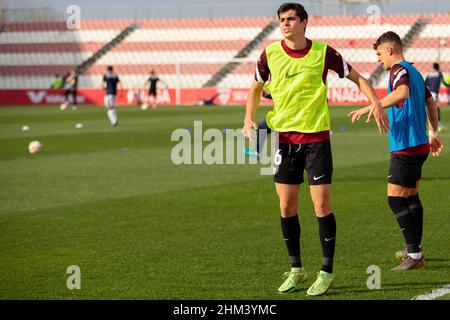 Siviglia, Spagna. 06th, febbraio 2022. Juanlu Sanchez (16) di Sevilla Atletico ha visto scaldarsi prima della partita Primera RFEF tra Sevilla Atletico e CD Castellon allo stadio Jesus Navas di Siviglia. (Photo credit: Mario Diaz Rasero - Gonzales Photo). Foto Stock