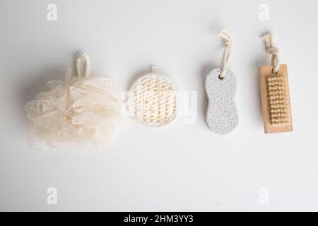 set di salviette e spazzole per la cura della pelle in bagno o sauna, spazzole in setole naturali e legno o bambù Foto Stock