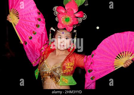 Interprete del contingente cinese che si esibisce al Carnevale delle Seychelles. Foto Stock