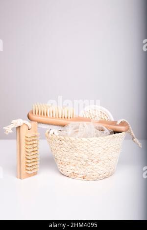 set di salviette e spazzole per la cura della pelle in bagno o sauna, spazzole in setole naturali e legno o bambù Foto Stock