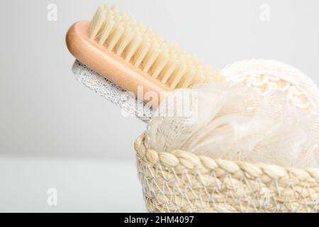 set di salviette e spazzole per la cura della pelle in bagno o sauna, spazzole in setole naturali e legno o bambù Foto Stock