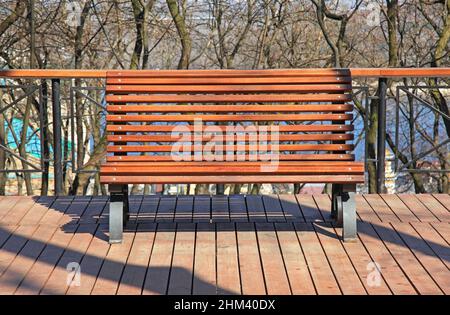 Panca per il relax nel parco primaverile. Punto panoramico e Parco superiore su una collina della città. Nuova panca nel parco ristrutturato. Architettura paesaggistica. Parcheggio Foto Stock