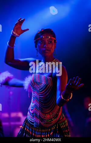 Attore sul palco durante la notte di chiusura del Carnevale delle Seychelles. Foto Stock