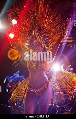 Il ballerino brasiliano si esibisce sul palco durante la notte di chiusura del Carnevale delle Seychelles. Foto Stock