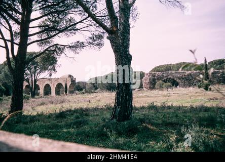 Frejus - importante città di mercato romana nel sud-est della Francia con molti resti architettonici impressionanti. Acquedotto. Scansione di archivio da un vetrino. Aprile 1971. Foto Stock