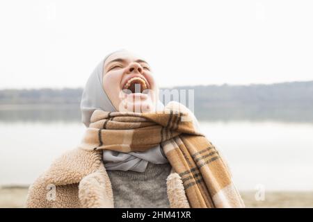 Ritratto di una giovane donna che ride istericamente Foto Stock