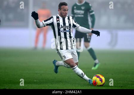 Torino, Italia. 06th Feb 2022. Arthur of Juventus FC controlla la palla durante la serie A partita tra Juventus FC e Hellas Verona FC allo Stadio Allianz il 6 febbraio 2022 a Torino. Credit: Marco Canoniero/Alamy Live News Foto Stock