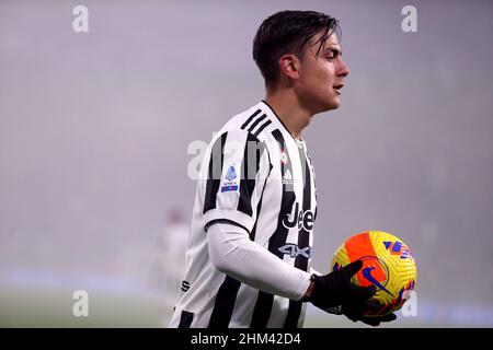 Torino, Italia. 06th Feb 2022. Paulo Dybala del Juventus FC si presenta durante la serie Una partita tra Juventus FC e Hellas Verona FC allo Stadio Allianz il 6 febbraio 2022 a Torino. Credit: Marco Canoniero/Alamy Live News Foto Stock