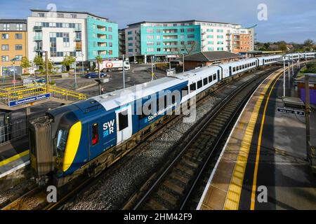 Dorchester, Dorset, Regno Unito. 7th febbraio 2022. Meteo Regno Unito. Vista generale della stazione ferroviaria di Dorchester South a Dorset con il treno della ferrovia sud-occidentale che si dirige verso Londra da Weymouth al binario in una mattinata di caldo sole e nocciola. Picture Credit: Graham Hunt/Alamy Live News Foto Stock