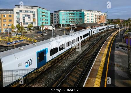 Dorchester, Dorset, Regno Unito. 7th febbraio 2022. Meteo Regno Unito. Vista generale della stazione ferroviaria di Dorchester South a Dorset con il treno della ferrovia sud-occidentale che si dirige verso Londra da Weymouth al binario in una mattinata di caldo sole e nocciola. Picture Credit: Graham Hunt/Alamy Live News Foto Stock