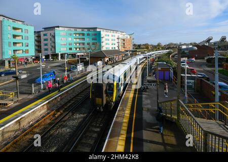 Dorchester, Dorset, Regno Unito. 7th febbraio 2022. Meteo Regno Unito. Vista generale della stazione ferroviaria di Dorchester South a Dorset con il treno della ferrovia sud-occidentale che si dirige verso Weymouth da Londra al binario in una mattinata di caldo sole e nocciola. Picture Credit: Graham Hunt/Alamy Live News Foto Stock