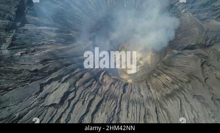 Fumo vulcanico da un cratere di monte bromo attivo a Giava orientale, Indonesia Foto Stock