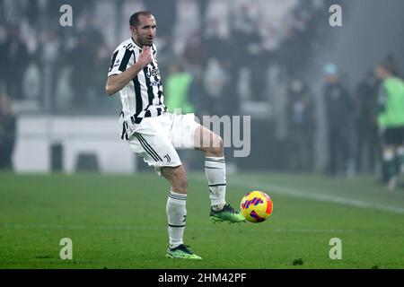 Torino, Italia. 06th Feb 2022. Giorgio Chiellini della Juventus FC controlla la palla durante la Serie A partita tra Juventus FC e Hellas Verona FC allo Stadio Allianz il 6 febbraio 2022 a Torino. Credit: Marco Canoniero/Alamy Live News Foto Stock