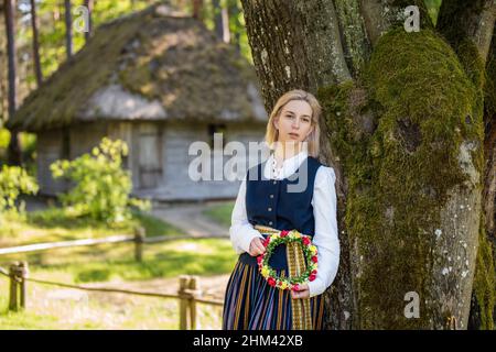 Donna lettone in abiti tradizionali. Ligo folk. Foto Stock