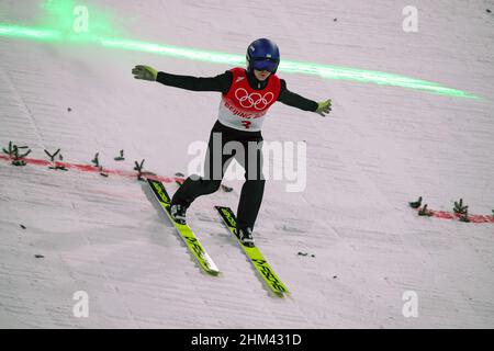 Non esclusiva: ZHANGJIAKOU, CINA - 6 FEBBRAIO 2022 - Sci jumper ucraino Yevhen Marusiak partecipa agli eventi individuali della collina normale maschile al Foto Stock