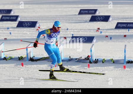 Non esclusiva: ZHANGJIAKOU, CINA - 5 FEBBRAIO 2022 - lo sciatore ucraino Viktoriia Olekh soffre di una nosebleed durante la Women's 7,5km + 7,5km Skiat Foto Stock