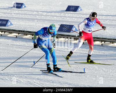 Non esclusiva: ZHANGJIAKOU, CINA - 5 FEBBRAIO 2022 - Angelina Shuryga (L) del Kazakhstan e Chika Kobayashi del Giappone competono durante le 7 donne. Foto Stock