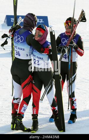 Non esclusiva: ZHANGJIAKOU, CINA - 5 FEBBRAIO 2022 - Dahria Beatty, Katherine Stewart-Jones e Cendrine Browne (da L a R) del Canada festeggiano su co Foto Stock