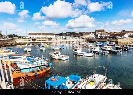 Porthleven è una città, parrocchia civile e porto di pesca vicino Helston in Cornovaglia, Inghilterra, Regno Unito. Come il porto più meridionale della Gran Bretagna Foto Stock