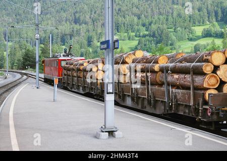 Il treno merci va da Chur a St. Moritz. Foto Stock