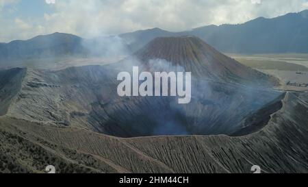 Fumo vulcanico da un cratere di monte bromo attivo a Giava orientale, Indonesia Foto Stock