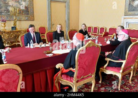 Roma, Italia. 07th Feb 2022. Giovanni Minoli e Matilde Bernabei partecipano  al tappeto rosso del film Ghiaccio al cinema Space moderno. Credit: SOPA  Images Limited/Alamy Live News Foto stock - Alamy