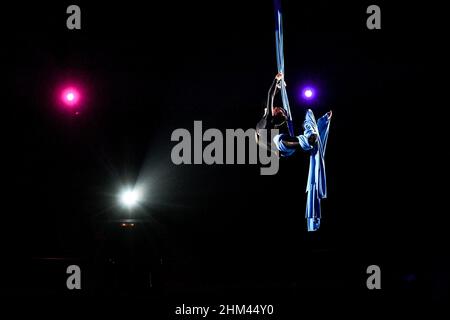 ZASPORIZHZHIA, UCRAINA - 4 FEBBRAIO 2022 - un'artista di seta aerea mostra le sue abilità durante la Top Fest Circus Day al Circus di Stato di Zaporizhzhia, Foto Stock