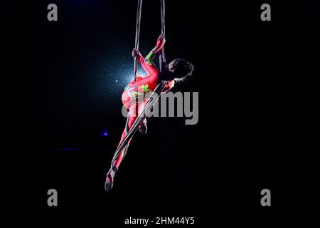 ZASPORIZHZHIA, UCRAINA - 4 FEBBRAIO 2022 - un'artista di seta aerea mostra le sue abilità durante la Top Fest Circus Day al Circus di Stato di Zaporizhzhia, Foto Stock