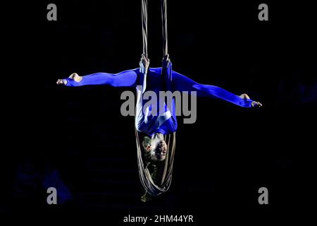 ZASPORIZHZHIA, UCRAINA - 4 FEBBRAIO 2022 - un'artista di seta aerea mostra le sue abilità durante la Top Fest Circus Day al Circus di Stato di Zaporizhzhia, Foto Stock