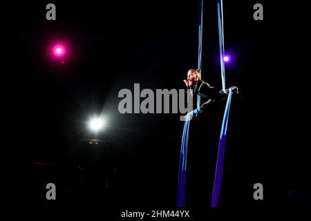 ZASPORIZHZHIA, UCRAINA - 4 FEBBRAIO 2022 - un'artista di seta aerea mostra le sue abilità durante la Top Fest Circus Day al Circus di Stato di Zaporizhzhia, Foto Stock