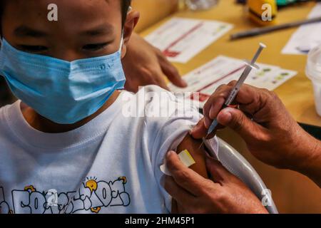 Città di Quezon. 7th Feb 2022. Un bambino riceve una dose di vaccino COVID-19 durante il primo giorno della vaccinazione per i bambini di età compresa tra 5 e 11 anni in un centro commerciale a Quezon City, nelle Filippine, il 7 febbraio 2022. Il Dipartimento della Salute delle Filippine (DOH) ha segnalato 6.835 nuove infezioni COVID-19 il lunedì, spingendo il numero di casi confermati nel sud-est asiatico a 3.616.387. Lunedì le Filippine hanno iniziato la campagna di vaccinazione COVID-19 per i bambini di età compresa tra i 5 e i 11 anni. Credit: Xinhua/Alamy Live News Foto Stock