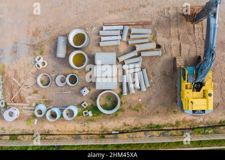 Vista aerea con sistema di drenaggio di costruzione su tombini in calcestruzzo sono installati in costruito per drenare le acque piovane Foto Stock