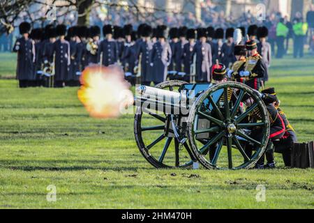 Londra UK 07 febbraio 2022 segna 70 anni dall’adesione della Regina al Trono e dall’inizio di un anno di celebrazioni per il suo Giubileo del platino. La truppa del re Royal House Artillery ha sparato un saluto da 41 Gun alle 12 di oggi. Paul Quezada-Neiman/Alamy Live News Foto Stock